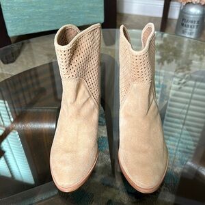 New Kaanas Warsaw Bootie Size‎ 8
